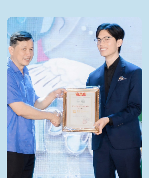 BS. Phạm Văn Dương nhận giấy chứng nhận